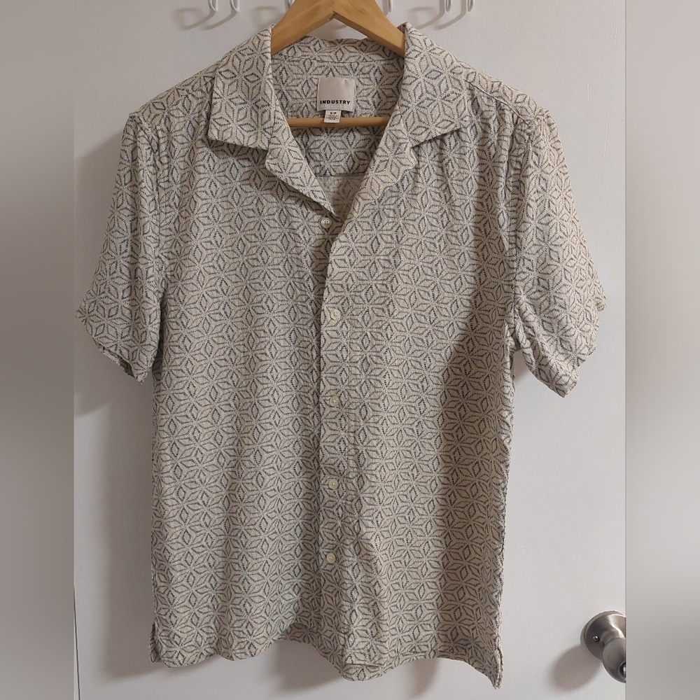 INDUSTRY Relaxed Short-Sleeve Button-Down Shirt in Cream with Geometric Print